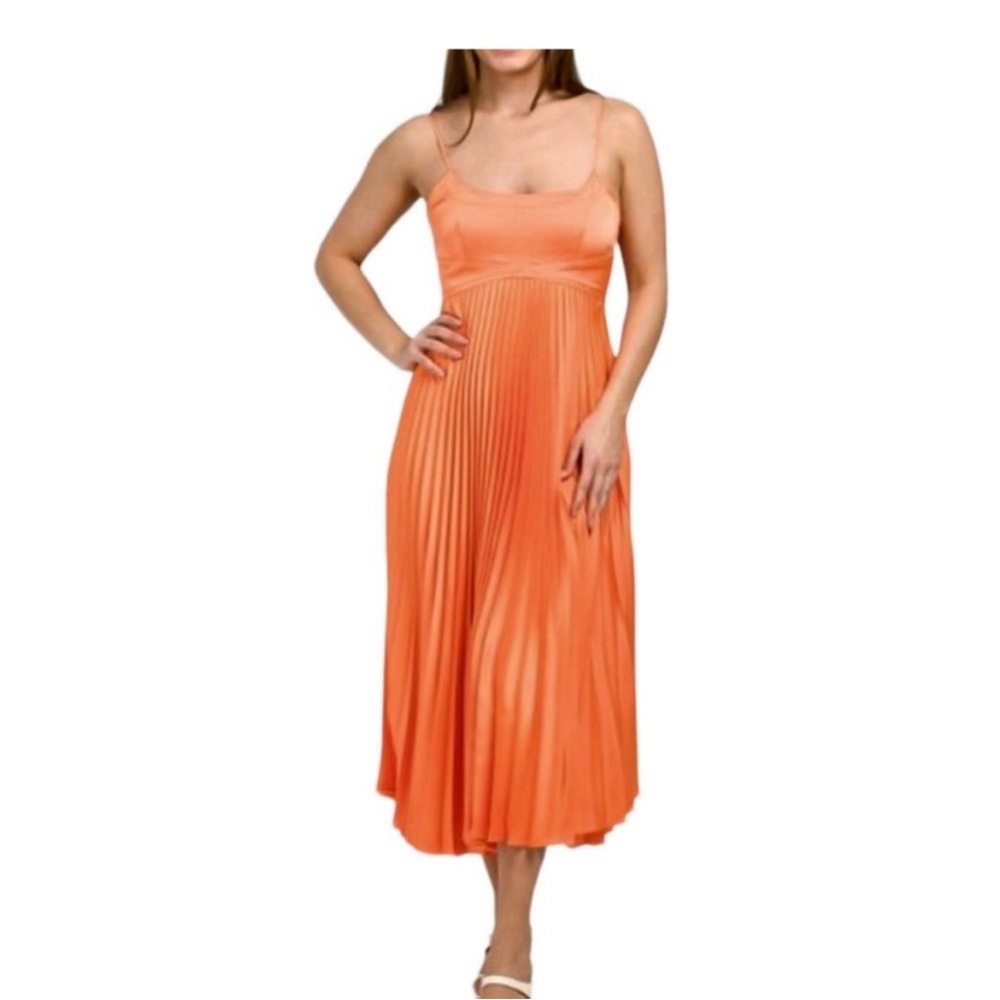 Like new house of Harlow orange pleated midi dress